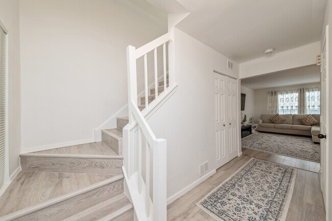 33 E Shag Bark Ln in Streamwood, IL - Building Photo - Building Photo