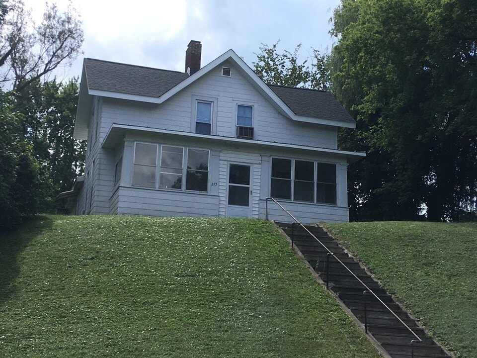 215 Stanley St, Unit 215½ Stanley St. in Chippewa Falls, WI - Building Photo