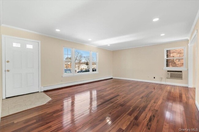 20 Alex Ln, Unit 1 in Glen Cove, NY - Building Photo - Building Photo