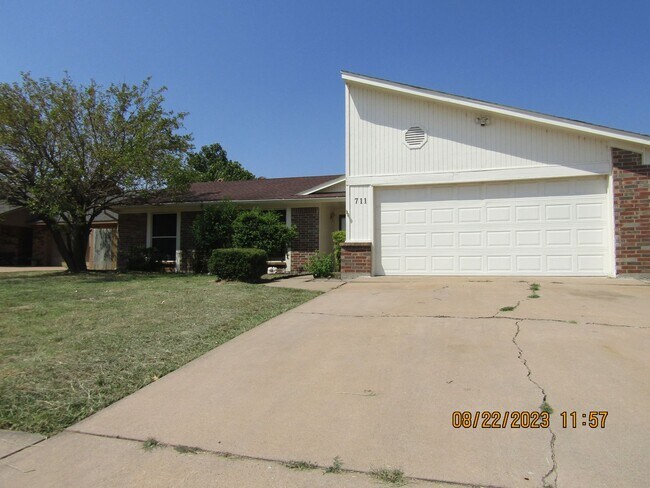 711 SW Englewood Dr in Lawton, OK - Building Photo - Building Photo