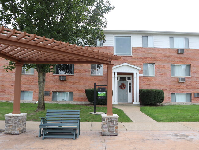 Heritage Arms in Midland, MI - Building Photo - Building Photo