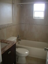 685 Miller Dr, Unit 103E in Miami Springs, FL - Building Photo - Building Photo
