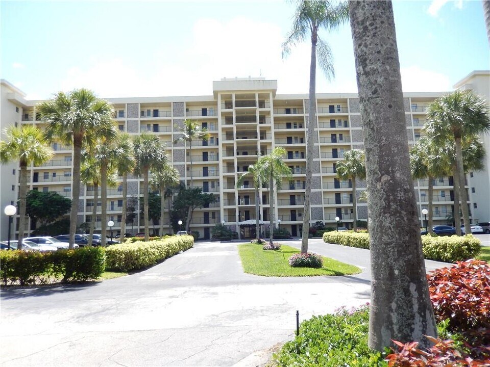3150 N Palm Aire Dr, Unit 406 in Pompano Beach, FL - Building Photo