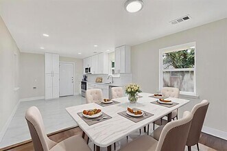 2404 Bentley Ave in Dallas, TX - Building Photo - Building Photo