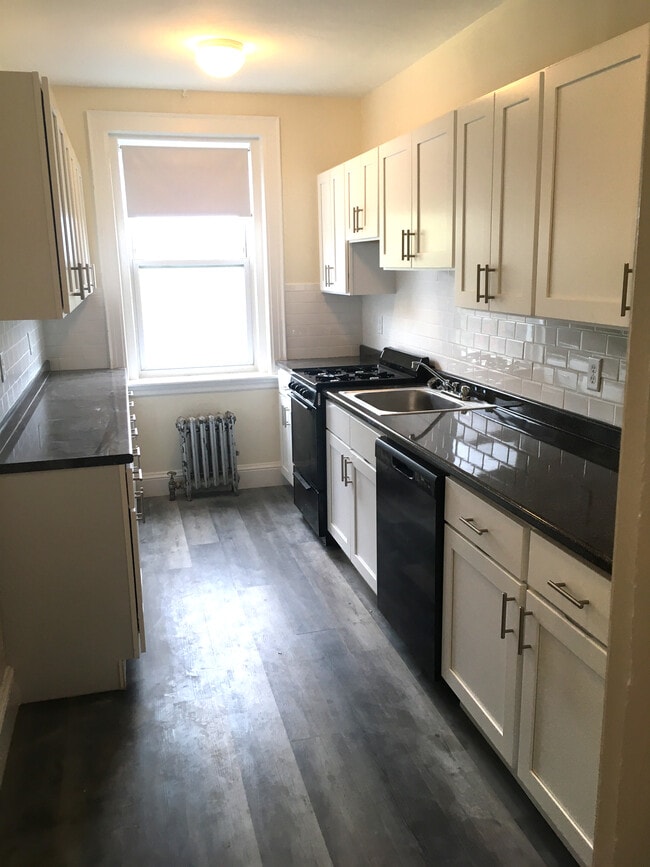 2035 Commonwealth Ave, Unit 4 in Boston, MA - Building Photo - Building Photo