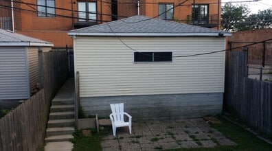 2129 W Gladys Ave in Chicago, IL - Building Photo - Building Photo