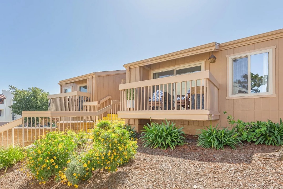 300 Glenwood Cir in Monterey, CA - Building Photo