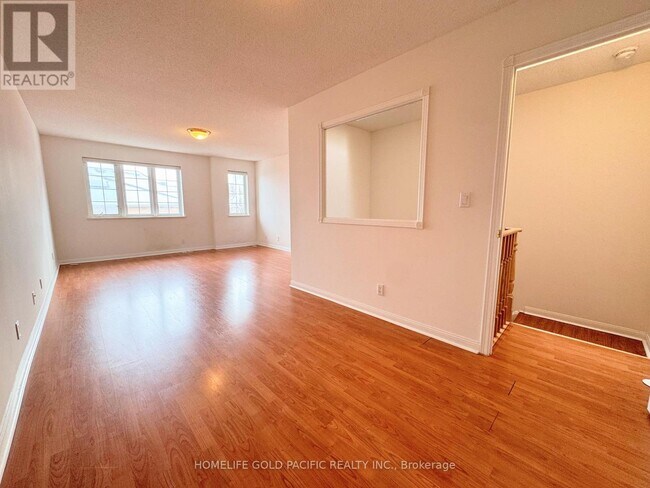 28 Sommerset Way in Toronto, ON - Building Photo - Building Photo