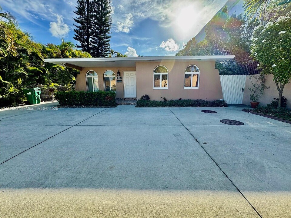 936 SW 68th Ave in Miami, FL - Building Photo
