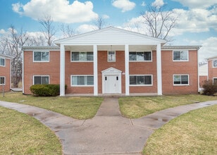 Candlelight Court in Davenport, IA - Building Photo - Building Photo