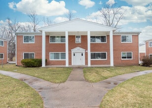 Candlelight Court in Davenport, IA - Foto de edificio - Building Photo