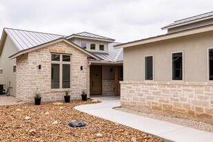 2 Pinnacle Club Dr in Kerrville, TX - Building Photo