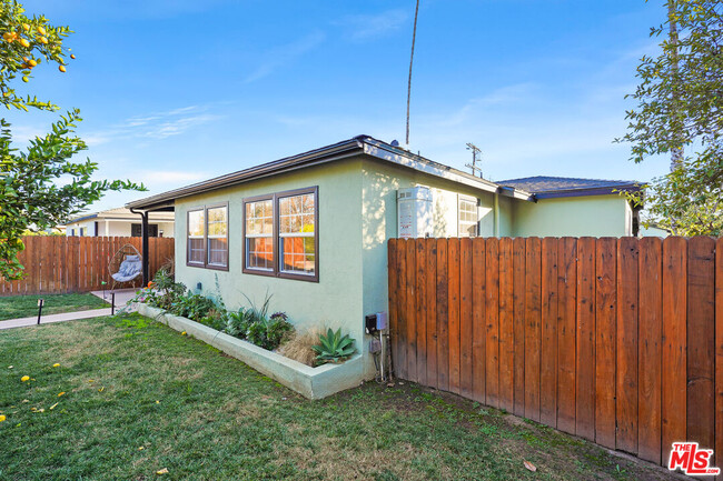 14828 Saticoy St in Los Angeles, CA - Building Photo - Building Photo