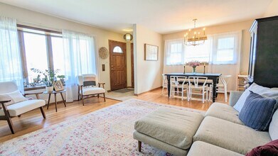 1315 W Oakton St in Arlington Heights, IL - Building Photo - Building Photo