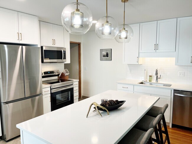 21 Sheridan Ave S, Unit 21