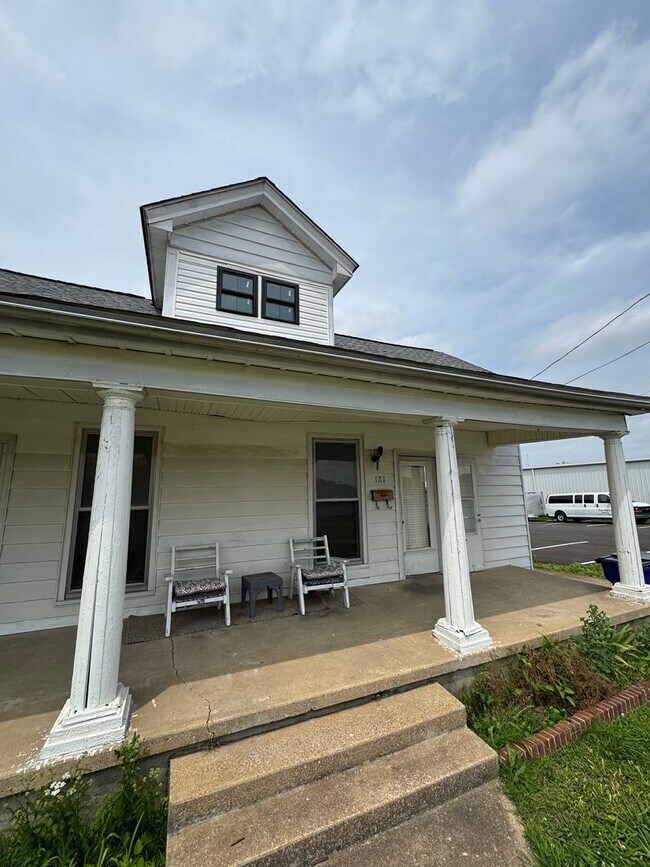 121 Oxford St in Martin, TN - Building Photo - Building Photo