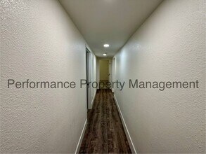 1209 Woodrow Ave in Bakersfield, CA - Foto de edificio - Building Photo