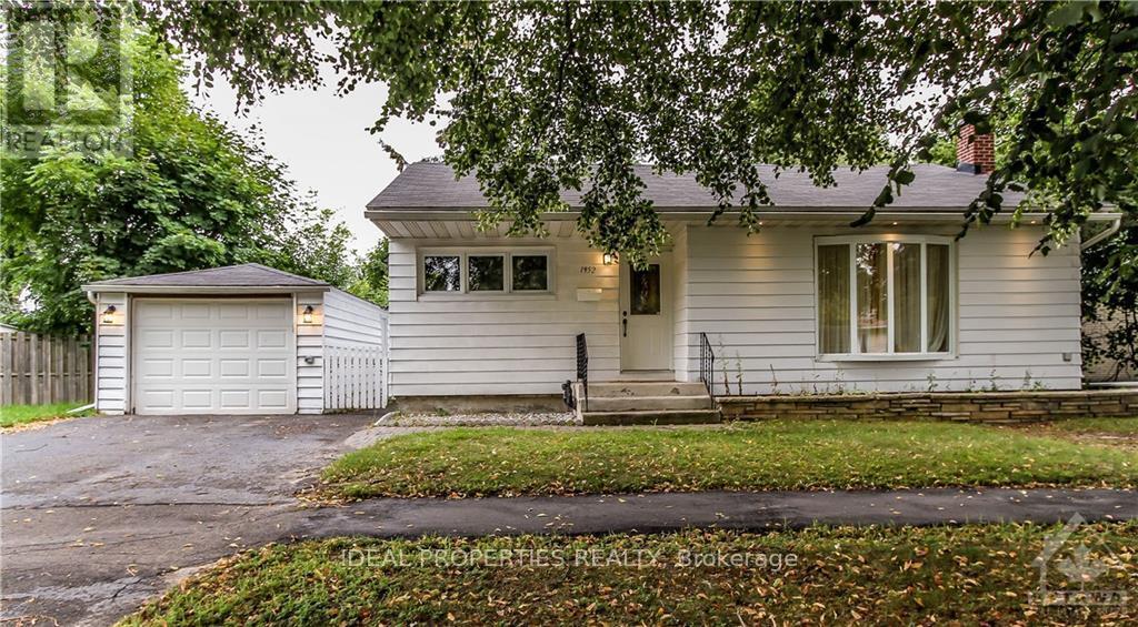 1952 Olympia Crescent in Ottawa, ON - Building Photo