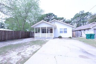 321 Michael Cir in Mary Esther, FL - Building Photo