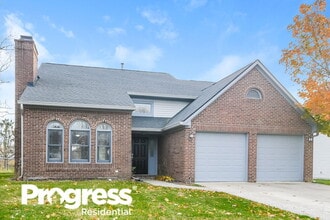 10713 Creekside Woods Dr in Indianapolis, IN - Foto de edificio - Building Photo