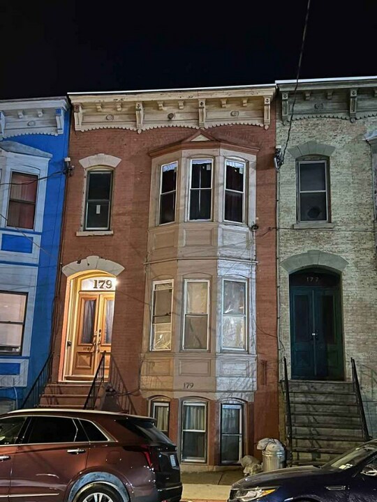 179 Elk St-Unit -Basement in Albany, NY - Building Photo