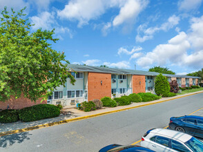 Lakeview Place in Brick, NJ - Foto de edificio - Building Photo