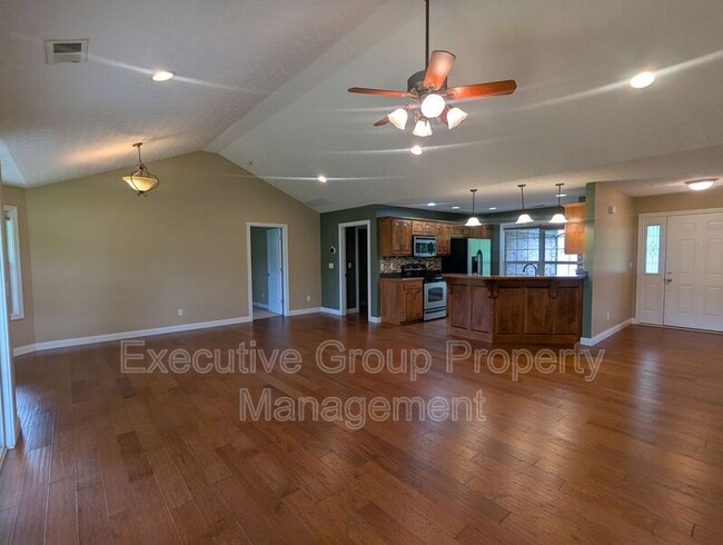 120 Victory Lake Dr in Vine Grove, KY - Building Photo - Building Photo