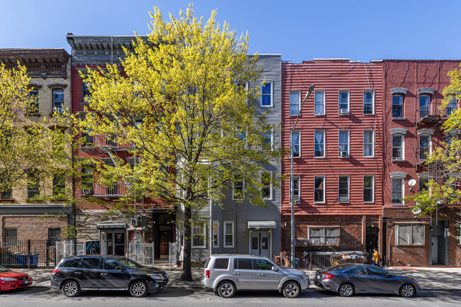 139 Montrose Ave in Brooklyn, NY - Building Photo - Building Photo