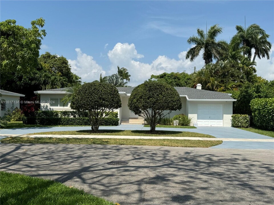 8300 SW 60th Ave in South Miami, FL - Building Photo