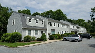 43 Brushy Neck Ln, Unit 8 in Westhampton, NY - Building Photo - Building Photo