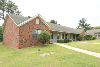 Alpine Village Apartments in Florence, AL - Building Photo - Building Photo