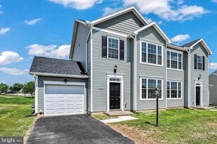 3716 Castle Dr in Dover, PA - Building Photo