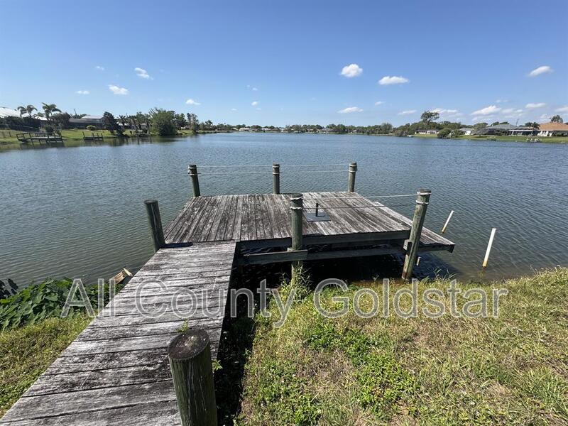 445 Delaney St in Port Charlotte, FL - Foto de edificio