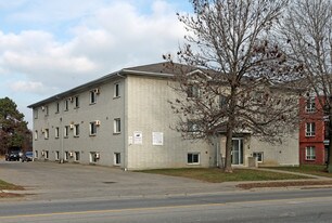 584 Bloor St E in Oshawa, ON - Building Photo