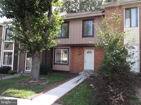 2829 Cambridge Dr in Woodbridge, VA - Building Photo