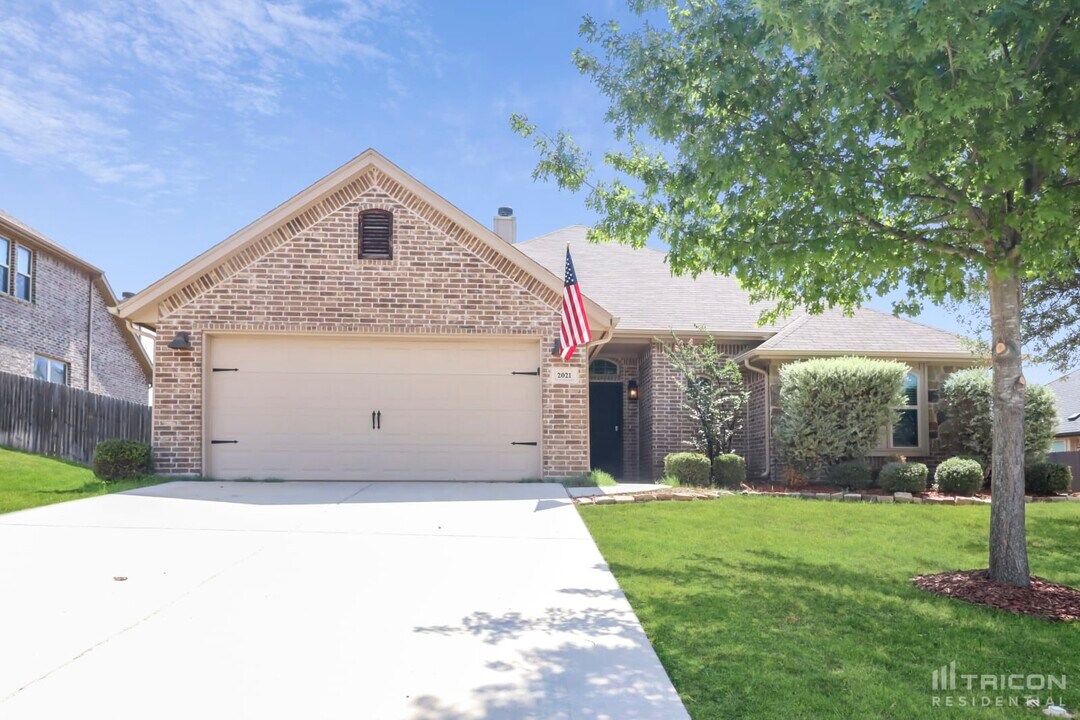2021 Bay Laurel Dr in Weatherford, TX - Building Photo