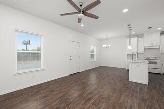 1046 Hidalgo St in Mercedes, TX - Building Photo - Building Photo