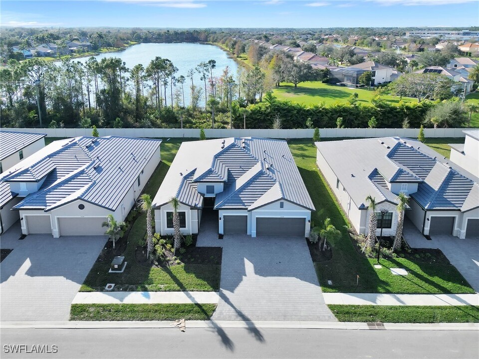 10720 Timber Crk Dr in Ft. Myers, FL - Foto de edificio
