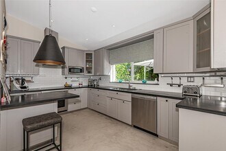 375 Harbor Ct in Key Biscayne, FL - Building Photo - Building Photo