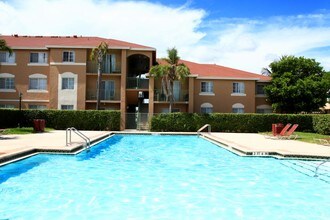 Crossings at University in Miami Gardens, FL - Foto de edificio - Building Photo