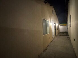 3006 S Palm Grove Ave, Unit Rear Unit 3 in Los Angeles, CA - Building Photo
