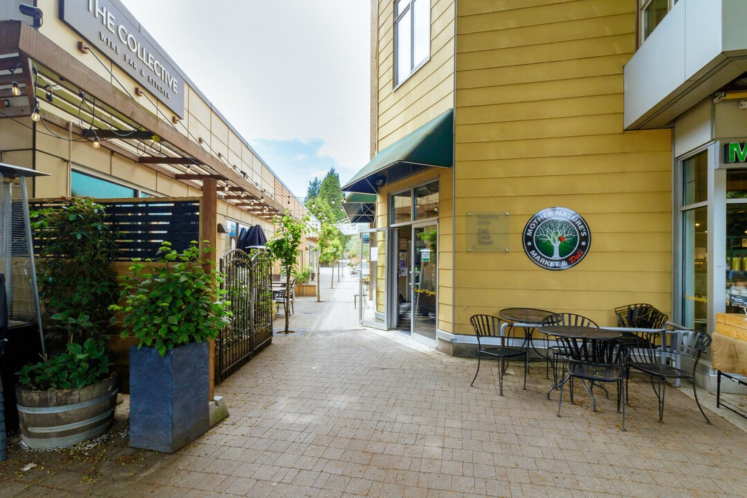 240 Cook St in Victoria, BC - Building Photo