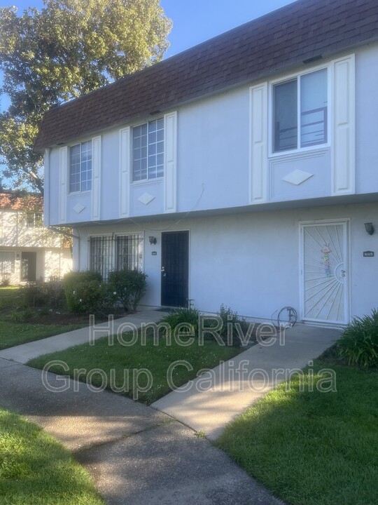 6325 Seyferth Way in Sacramento, CA - Foto de edificio