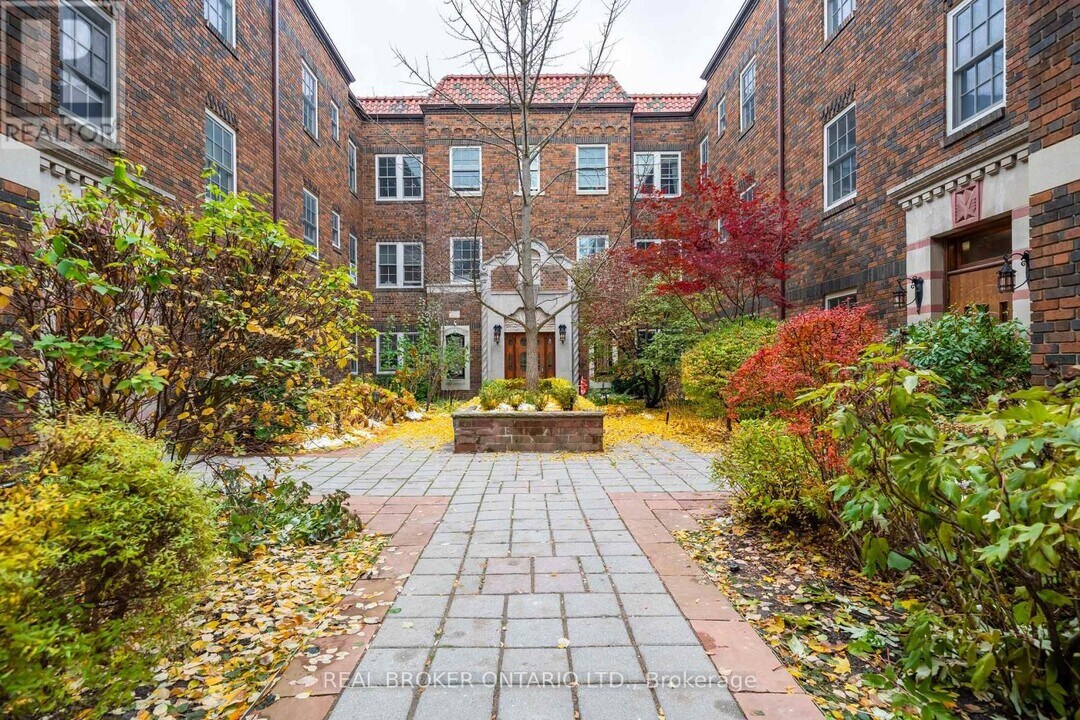 480 Oriole Pkwy in Toronto, ON - Building Photo