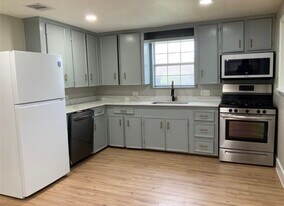 2415 Perry St in Baytown, TX - Building Photo