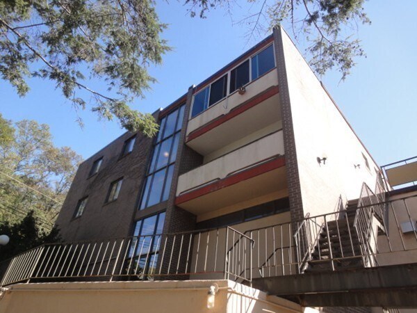 89 Beaconsfield Rd, Unit 2 in Brookline, MA - Building Photo
