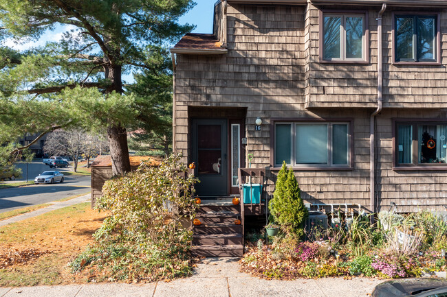 Hillside Village Condominiums in Hamden, CT - Building Photo - Building Photo