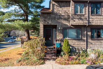 Hillside Village Condominiums in Hamden, CT - Foto de edificio - Building Photo