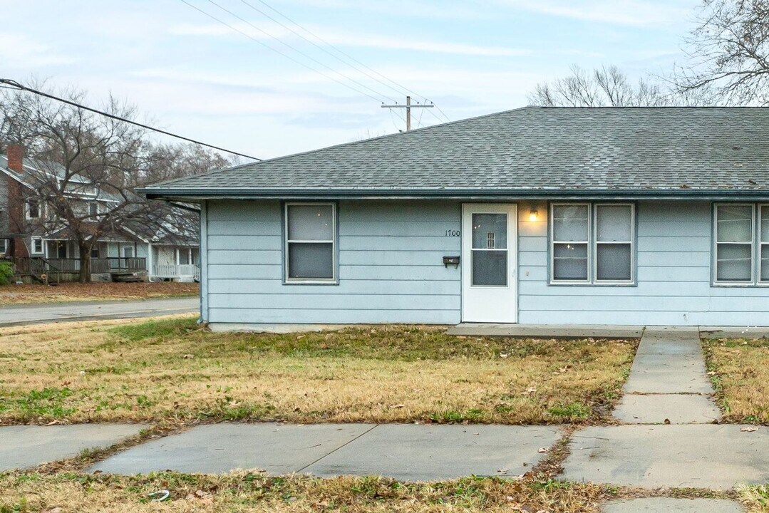 1700 SW Central Park Ave in Topeka, KS - Building Photo