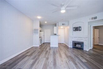7185 S Durango Dr in Las Vegas, NV - Building Photo - Building Photo